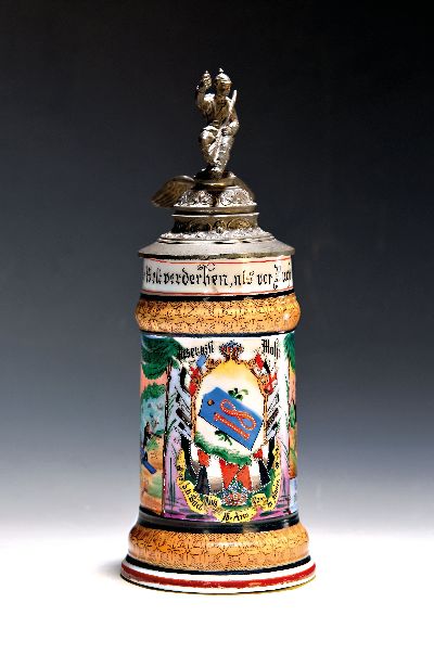 Reservistenkrug, Bäckerabtheilung des 18. Armeekorps Mainz, 1898-1900, Porzellan, umlaufend polychrom bemalt, Lithophanie, Zinnmontur, Reservist ...