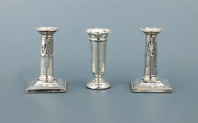 Paar Kerzenleuchter und kleine Vase, Silber, Leuchterpaar England, London 1900, 925er Silber, Meistermarke TB, klassizistischer Dekor, ...