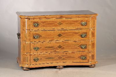Barock-Kommode, wohl süddeutsch, um 1760, Nußbaumfurnier, 4 Schubladen, an den Seiten verkröpft, Flächen mit aufwendigem Bandelwerk, Deckplatte ...