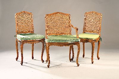 Große Sitzgruppe bestehend aus 10 Stühlen, um 1860/70, im Barock-Stil, Buche massiv in Nußbaum gebeizt, Rücken und Lehne mit Geflecht, teilweise ...