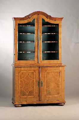 Barock Aufsatzvitrine, um 1730/40, Nußbaumfurnier, zweitürig verglast, Bandeinlagen in Pflaume, an den Türen und Seiten mit Bandelwerk, Türen ...