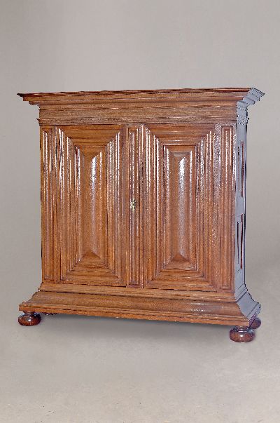 Frankfurter Wellenschrank, um 1750, Eiche massiv, zweitüriger Korpus mit kräftigem Wellenprofil, Sockel elegant und großzügig geschwungen, weit ...