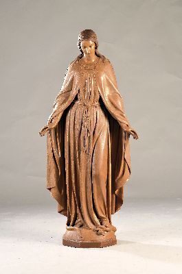 Große Schutzmantelmadonna, deutsch, Anfang 20.Jh., keramischer Formguss, holzfarbene Fassung, restauriert, min. bestoßen, rückseitig bezeichnet W, ...