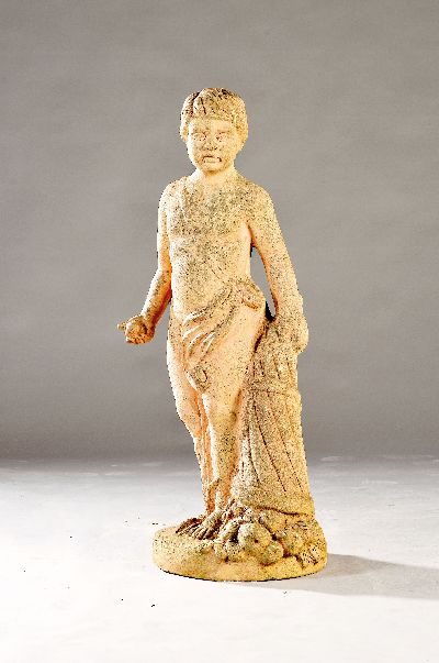 Große Gartenskulptur, 20.Jh., rötlicher Sandstein, natürliche Patina, allegorische Darstellung wohl des Überflusses in Form eines Putto mit ...