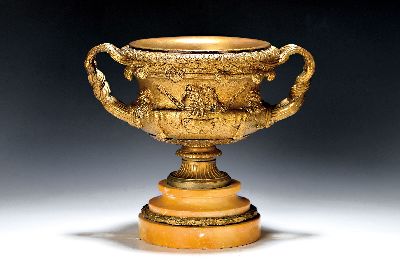 Sog. Warwick-Vase, deutsch, um 1900, massive Bronze, gelber Marmorsockel, nach dem ital. Vorbild des 2.Jh., Reliefdekor mit Satyrmasken und Dionysos, ...