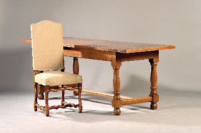 Refektoriumstisch mit 6 Stühlen, um 1900, Eiche massiv, Tisch ca. 79 x 220 x 75 cm, Stühle mit geschweiften Beinen, ca. 109 cm, SH. ca. 46 cm, EZ ...