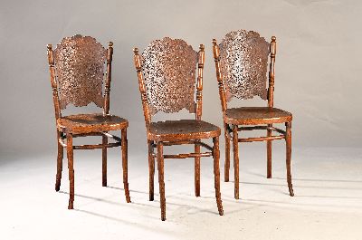 6 Stühle, von Jacob & Josef Kohn, um 1900, Buche massiv, Rückenlehne und Sitzfläche mit geprägtem Dekor übergehend, H. ca. 94 cm, EZ 2-3