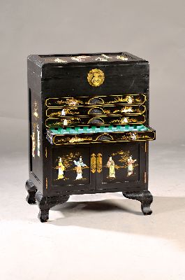 Besteckschränkchen, China, 20.Jh., in schwarz lackiert mit Bernsteinen verziert, aufklappbare Deckplatte mit Besteckeinteilung, 4 Schubladen, ca. 80 ...