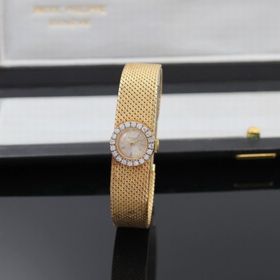 PATEK PHILIPPE Damenarmbanduhr in GG 750/000 mit Diamanten Referenz 3282/46, Schweiz um 1965, Handaufzug, orig. Goldband, Boden aufgedr., Lünette ...