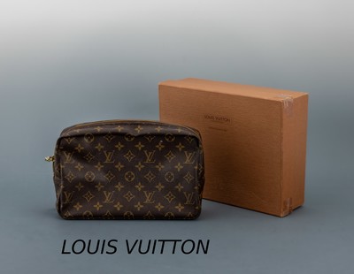 LOUIS VUITTON Kulturtasche, "Monogram Trousse Toilette 28", beigefarb. beschichtetes Innenfutter, Seitenfach und flex. Schlaufen für ...