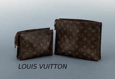 2 LOUIS VUITTON Kosmetiktäschchen, MonogramCanvas, innen beigefarb. Kalbsleder, 1 x ca. 25 x 20 cm, 1 x ca. 18 x 16 cm