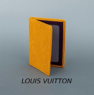 LOUIS VUITTON Kartenetui, Epileder, senfgelb, aufklappbar, innen violett, 2 Karten- fächer, ca. 12 x 9 cm, Dustbag und Umkarton anbei, neuwertig