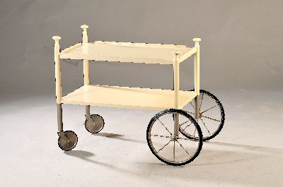 Barwagen/Servierwagen, Entwurf Wilhelm Wirz, Ausführung Wilhelm Renz, Böblingen, Holz cremeweiß lackiert, leicht Gebr.-spuren, ca. 69 x 50 x 90, ...