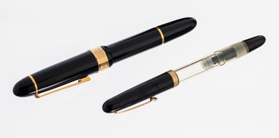 Konvolut 2 Schreibgeräte, best. aus: 1 x OMAS Kolbenfüller, Korpus Celluloid, Kappe schwarzes resin, umlaufend mit Mäandermuster, im Etui, dazu ...
