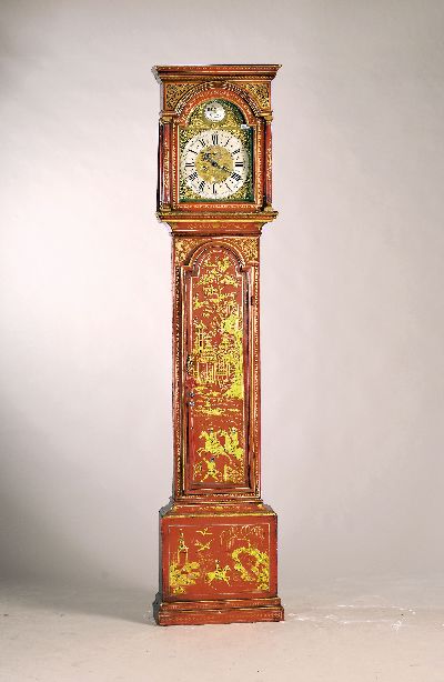 Standuhr, England, Ende 18. Jh., einteiliges Holzgehäuse, farblich gefaßt in Chinoiserie, durchgehende Rückwand (spannungsrissig), roter Grundton ...