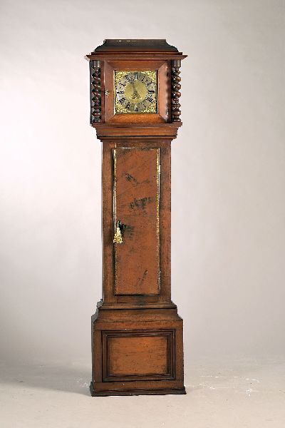 Standuhr, sog. Einzeiger, England, Ende 18. Jh. Jh., zweiteiliges Holzgehäuse, Kopf abnehmbar, kl. Furnierschaden, Füße fehlen, Glastüre ...