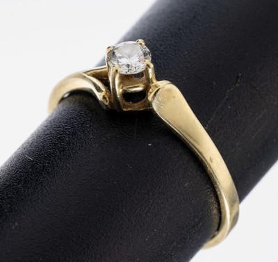 14 kt Gold Brillant-Ring, GG 585/000, Brillant ca. 0.15 ct Weiß/si, RW 55, ca. 1.6 g, Meistermarke unged.