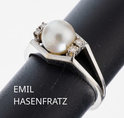 18 kt Gold EMIL HASENFRATZ Perl-Diamant-Ring, WG 750/000, mittig Akoyazuchtperle, D. ca. 7.3 mm, seitl. kl. Diamanten, RW 57, ca. 4.3 g