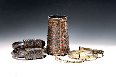 Armreife und Armmanschette, Afghanistan/Pakistan, Ende 19.Jh., Armmanschette (pahu) aus Silber, wohl Mangal, mit Glassteinen, ca. 383g; 3 Armreife, ...