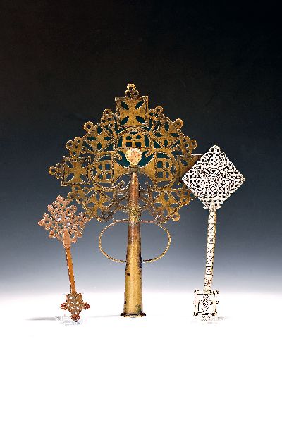 Ein sehr großes und zwei kleinere Vortragekreuze, Äthiopien, 19./20. Jh., Metall, reich verziert, graviert, H. ca 39.5/30.3 und 21.6 cm, leichte ...