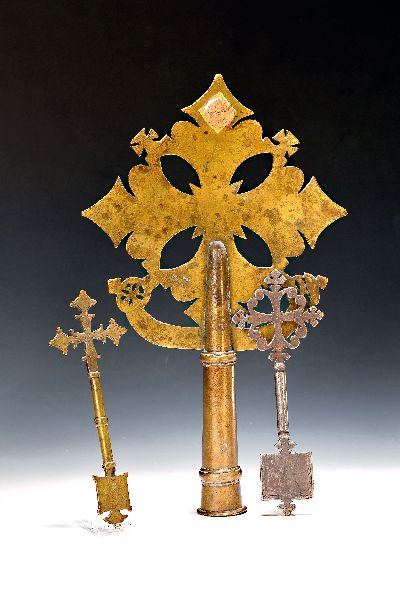 Drei koptische Vortragekreuze, Äthiopien, 19./20. Jh., Weißguss und Gelbguss, großes Kreuz H. ca. 42.5 cm, B. ca. 26 cm, kleinere Kreuze ca. 23/24 ...