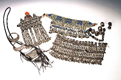 Großes Konvolut Turkmenenschmuck, Afghanistan/Pakistan, spätes 19.Jh., überwiegend Metall versilbert, Khaikel bzw. Brustschmuck, versilbert, ca. ...