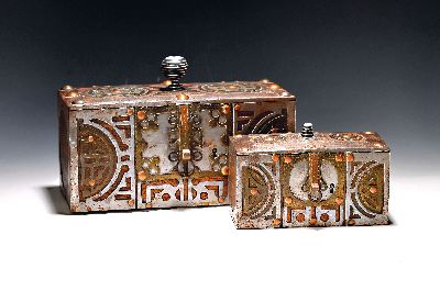 Zwei Schatullen/Boxen wohl Tuareg, 20. Jh., Hartholz mit Metallauflagen, geom. Dekore, z.T. Kupferfarben, l. korrodiert, ca. 13 x 20 x 9.5 cm, ...