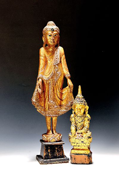 2 Buddhas, Holz, Thailand, 20. Jh., Holz geschnitzt u. vergoldet, mit Glas- und Spiegelblättchen besetzt, einmal rückseitig mit Schriftzeichen, H. ...