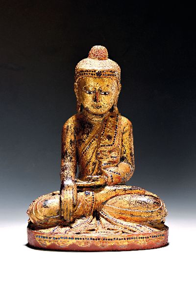 Sitzender Buddha Thailand/Burma, 2. Hälfte 20. Jh., Holz vergoldet und mit blauen Glassteinchen besetzt, l. Gebr.-schäden, ca. 34.5 cm