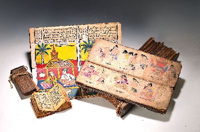 2 Kammavaca und zwei bebilderte Manuscripte, Pergamentbuch, Thailand 19./20. Jh., zwei Palmbücher mit einzelnen beschriebenen Blättern und jeweils ...