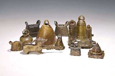 15 Glocken, Stupa, Gefäße und ein Schloß, Indien, 19. Jh., Bronze und Messing, versch. Größen, meist verziert, H. ca. 3.5-10.5 cm, Schloß in ...