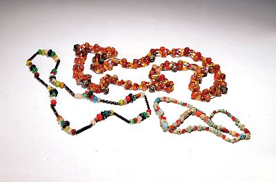 Drei Ketten, Afrika, 20. Jh., mit Keramik- und Glasperlen, versch. Maße ca. 25/38/56 cm, l. Gebr.schäden