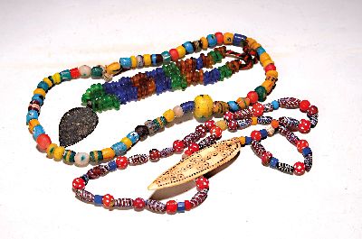 Drei Ketten, Afrika, 20.Jh., mit Glasperlen, z.T. mit eingekämmten Mustern z.T. Glasschmelze, einmal mit Knochenanhänger bzw. Metallanhänger, H. ...