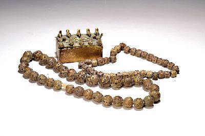 2 Bronzekugelketten und Schatulle, Afrika, z.T. Akan, 19.Jh., Gelbguß, Deckelschatulle mit Vogelbekrönung, 6x10x6 cm; Gliederkette aus 32 ...
