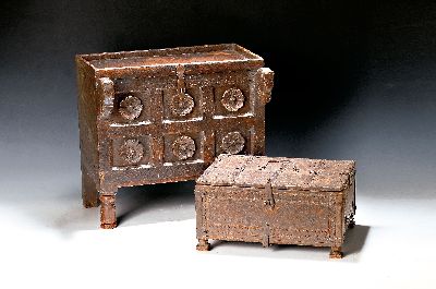 2 Schatullen/kl. Truhe, Indien, um 1900, eine kleine Truhe, Holz braun gebeizt und geschnitzt, Front kassettiert mit Blumendekor , mit zwei ...
