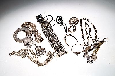 9 Teile Berberschmuck, überwiegend Nordafrika, 20. Jh., u.a. Anstecker, z.T. mit Abhängungen, Ohrschmuck, Ketten, Anhänger etc., ca. 700 g, Silber ...