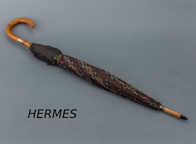 HERMES Schirm, Paris, schwarz mit gelben und roten H Emblemen, Holzrahmen, Messingdetails, L. ca. 89 cm, D. im aufgeklappten Zustand ca. 96 cm