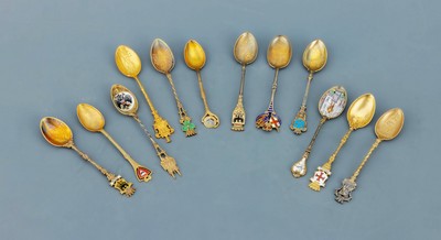 Konvolut 12 Andenkenlöffel, Silber, überwiegend vergoldet, zum größten Teil emailliert, z.T. auch emaillierte Laffen, versch. Silbergehalte, ...
