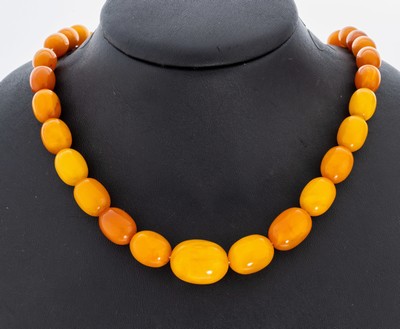 Bernstein-Collier, 1930er Jahre, Butterscotch Bernsteinoliven, D. ca. 7.5 - 15.8 mm, L. ca. 46 cm, Schließe Metall