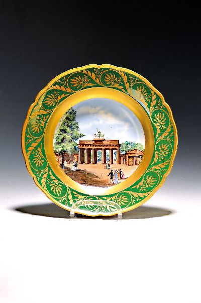 Teller, KPM Berlin, um 1913, Ansicht des Brandenburger Tors, handbemalt, Fahne mit reicher Goldstaffage und grüngrundig, D. ca. 23.3 cm, rückseitig ...