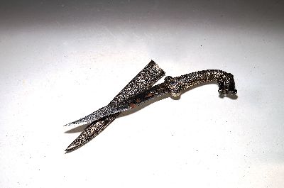 Dolch, Indien, wohl 2. Hälfte 19. Jh., Klinge mit leichter Korrosion, geschwungen, Silbergriff in Form eines Fabeltieres, Scheide mit Tiermotiven ...