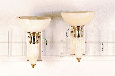 Paar Wandlampen, im Stil des Art-Deco, Alabaster mit Monturen aus Metall, je eine Brennstelle, Elektr. nicht geprüft, H. ca. 37 cm