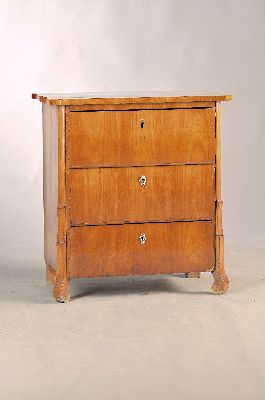 Kleine Biedermeierkommode, deutsch, um 1840, Kirschbaumfurnier, drei Schubladen, ein Schlüssel, ca. 78 x 73 x 43 cm, EZ 3