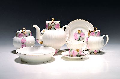 Tete-a-Tete, Lomonossov, St. Petersburg, 20.Jh., Porzellan, Dekor rote Rose, Goldstaffage, gerippter Korpus, 2 Teetassen mit UT, 2 Gebäckteller, ...
