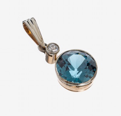 14 kt Gold Diamant-Farbstein-Anhänger, GG/WG 585/000, Altschliffdiamant ca. 0.10 ct Weiß/si, rundfacett. blaue Synthese, ca. 3.0 g