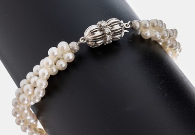 Zuchtperl-Armband mit 14 kt Gold Brillant- Schließe, WG 585/000, 3-rhg. weiße Zuchtperlen, D. ca. 3.9 mm, Schließe mit 8 Brillanten zus. ca. 0.16 ...
