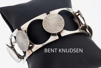 BENT KNUDSEN Armband, Dänemark, 1960er Jahre, 925er Silber, geometrisches Design, kreisf.Elemente strukt., L. ca. 18 cm, B. ca. 3 cm, sign.