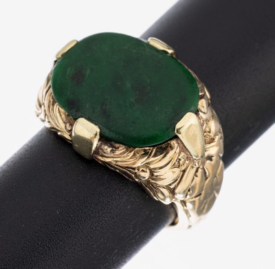 Massiver 14 kt Gold Nephrit-Ring, GG 585/000, ovale Nephrit-Einlage, (Risse/Kerben), Ringschiene reich verz., RW 56, ca. 12.9 g