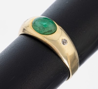 14 kt Gold Smaragd-Brillant-Ring, GG 585/000, ovaler Smaragd-Cabochon ca. 1.10 ct, 2 Brillanten zus. ca. 0.02 ct Weiß/si, RW 55, ca. 2.3 g