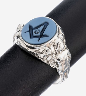 Lagenachat-Siegelring, 925er Silber, Lagenachat-Intaglio, Darstellung von Freimaurer Insignien, Ringschultern reich verziert, RW 67